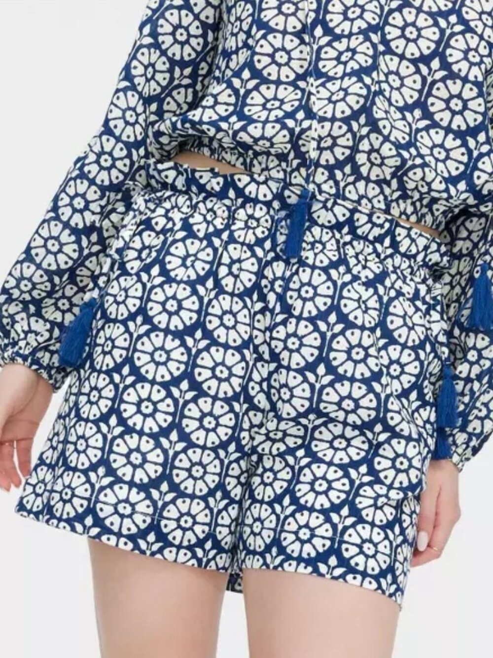 NWT Roller Rabbit x Target white blue Daisy floral Side-Tie Beach Pull-On Shorts